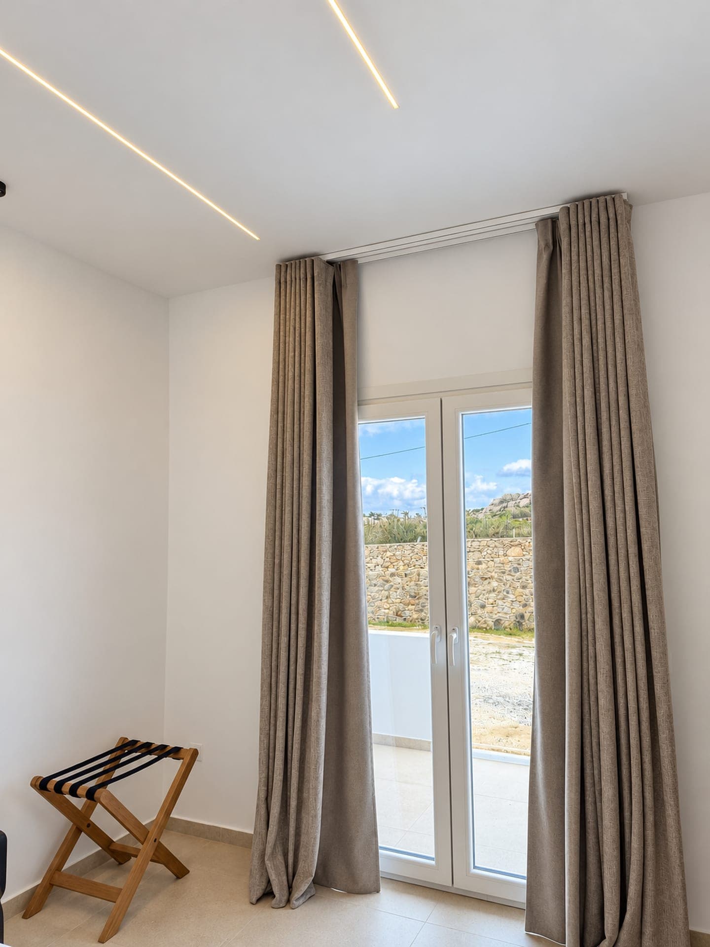 Suite with a black pendant lamp and a balcony door